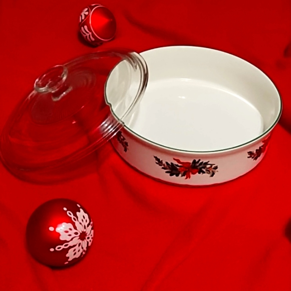 Christmas Heritage 1.5 Quart Round Covered Baker
